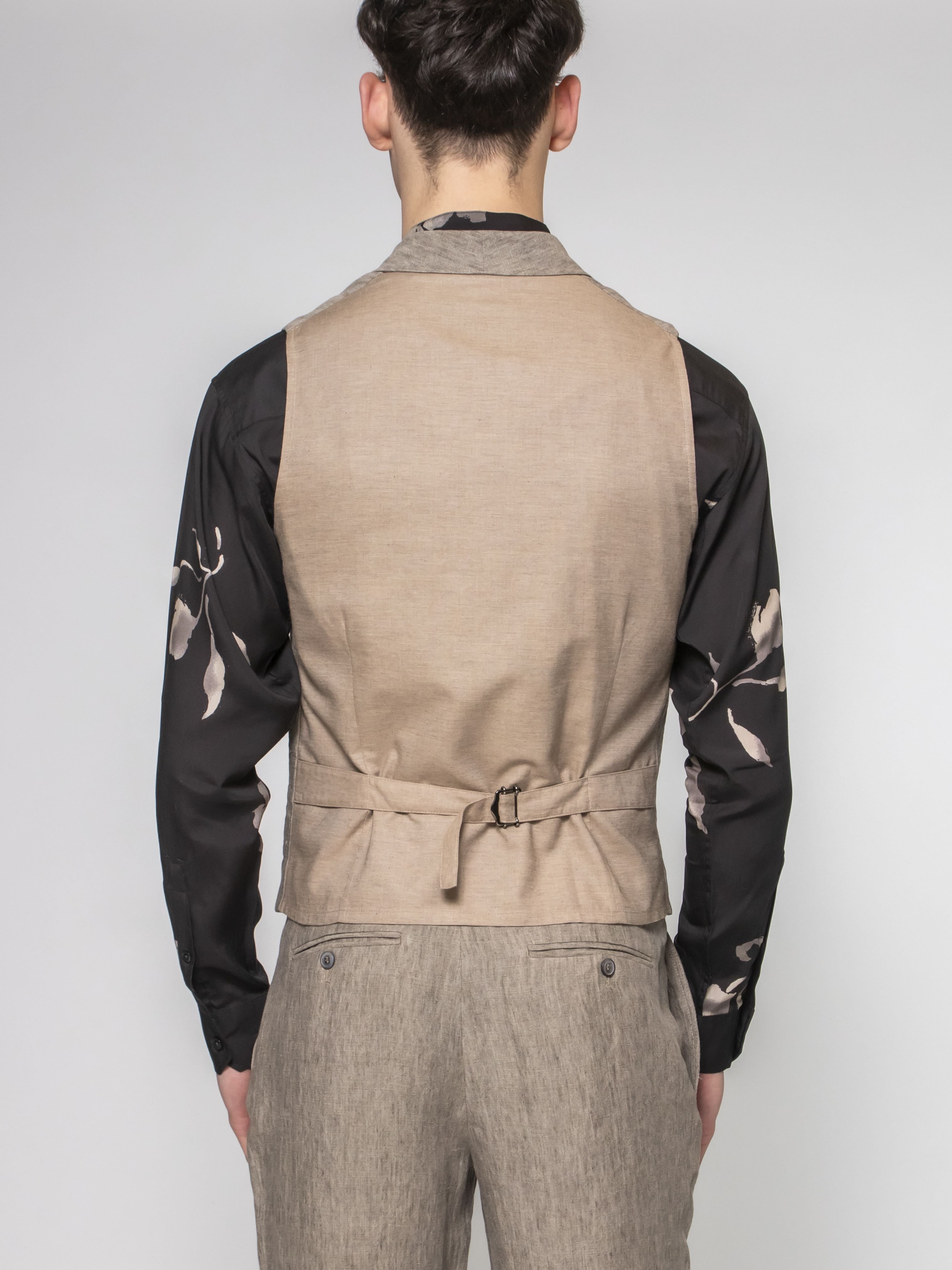 Emporio Armani Herren Weste O1003 Dunkelbeige – Vanda Boutique